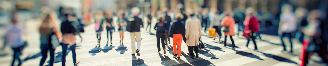 Zdjęcie ilustrujące ludzi na ulicy