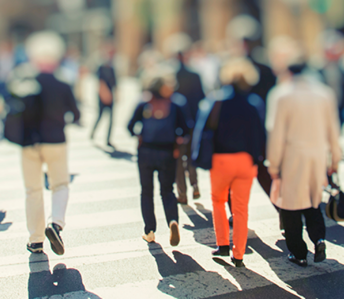 Zdjęcie ilustrujące ludzi na ulicy